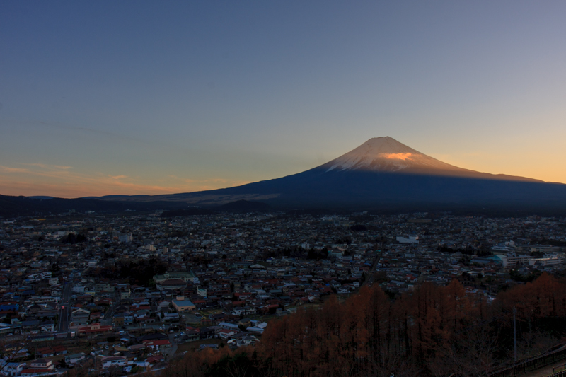 【富士山写真】 忠霊塔（新倉山浅間公園）夕暮れ