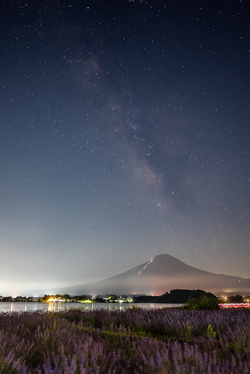富士山とラベンダーと星空
